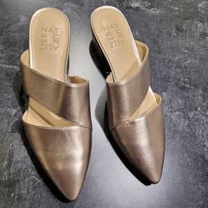 🎀 Gold leather flat sandals 6.5